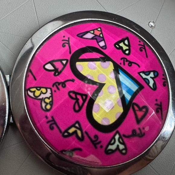 🎨 Vintage Stylish Retro and Artistic Romero Britto Heart Mirror Compact 🎨 - Picture 8 of 16